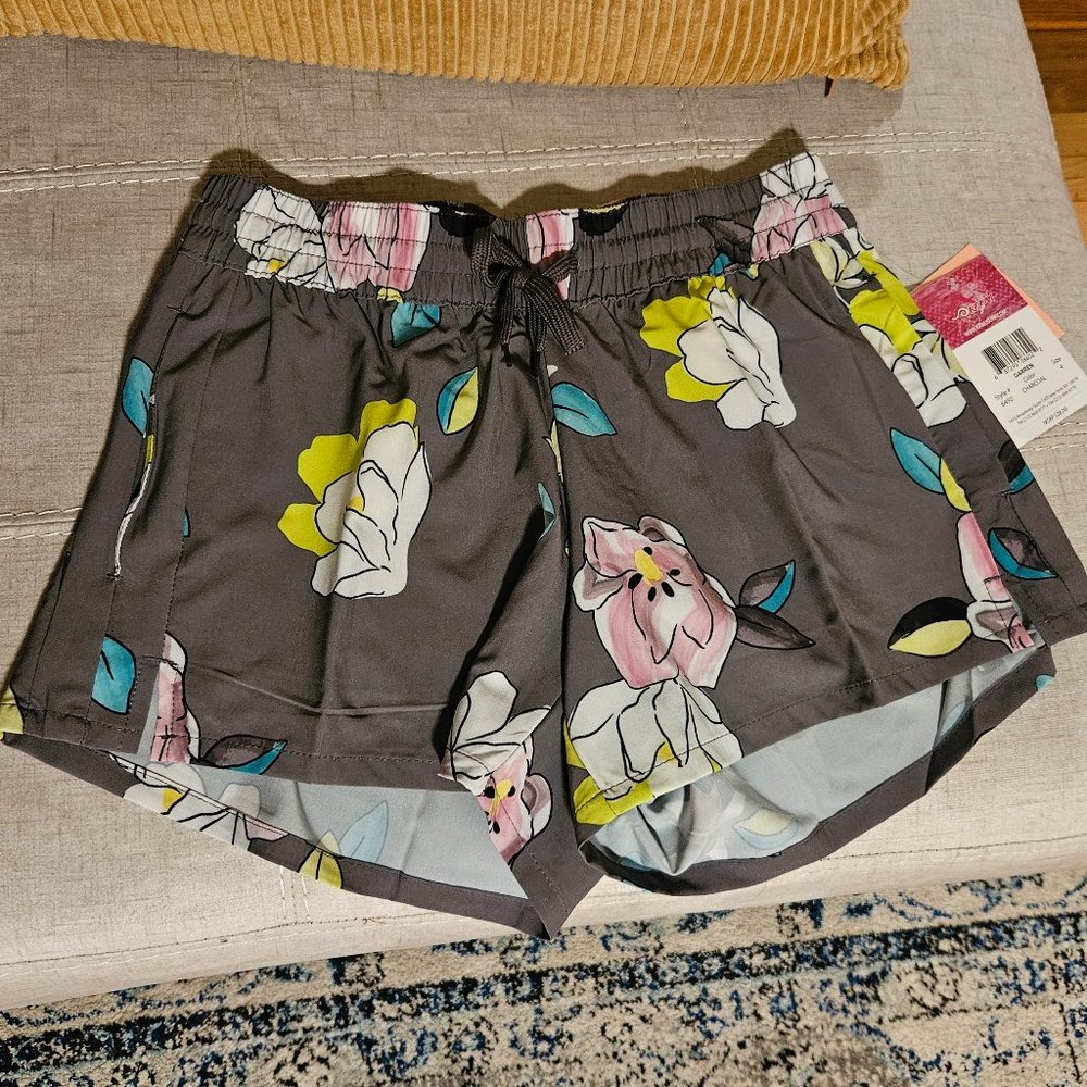 New NWT Kanu Womens Board Short Darren Charcoal Size 4 UPF 50+